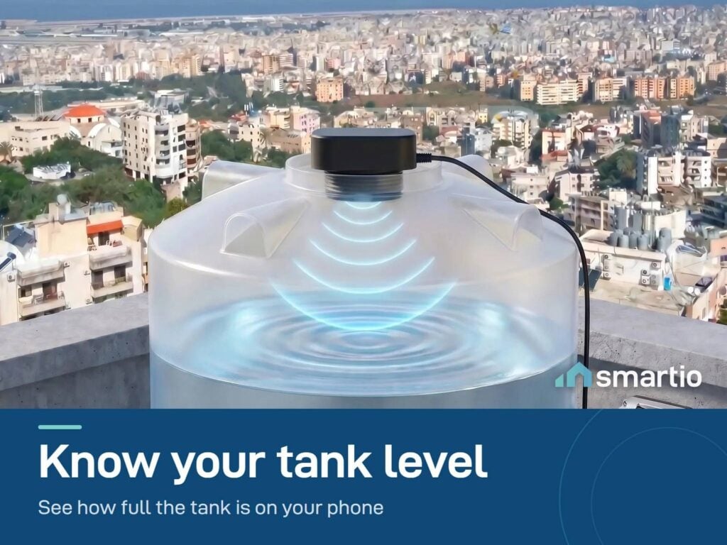 Water tank monitor on the lid of a rooftop water tank