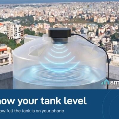 Water tank monitor on the lid of a rooftop water tank